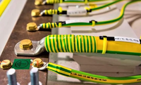 Провод защитного заземления смонтированный на электрощите, жёлто-зелёный с маркировкой